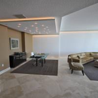 Design av ett grått vardagsrum i minimalistisk stil