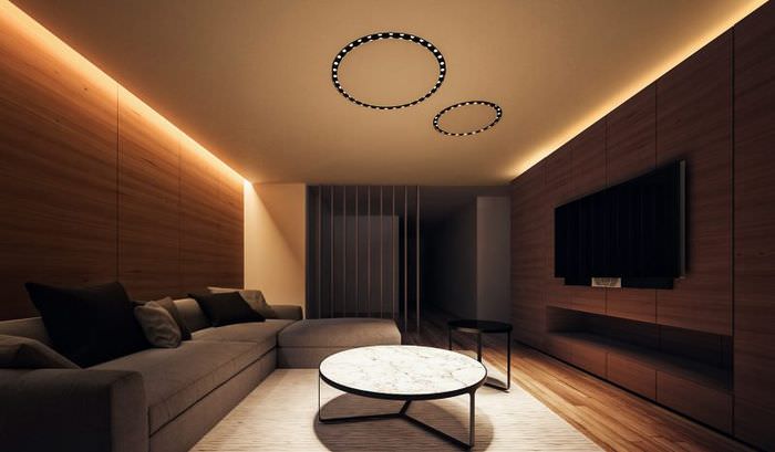 LED -takbelysning i ett mörkt rum