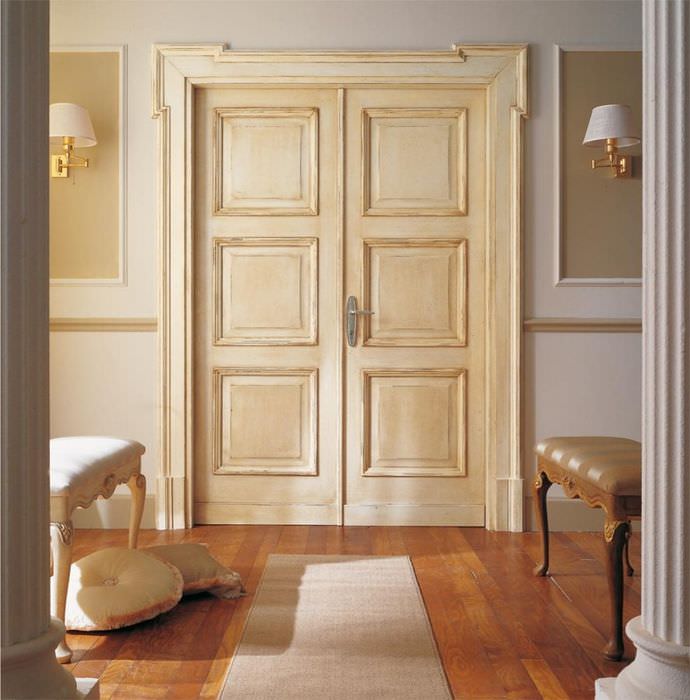 דלת עץ קרם בסלון קלאסי