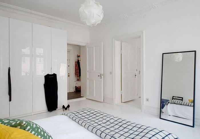 Spálňa v škandinávskom štýle s bielymi dverami