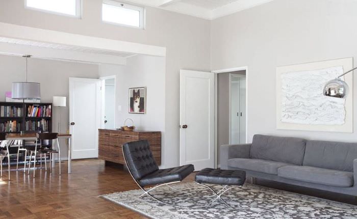 Fekete karosszék a nappaliban a minimalizmus stílusában