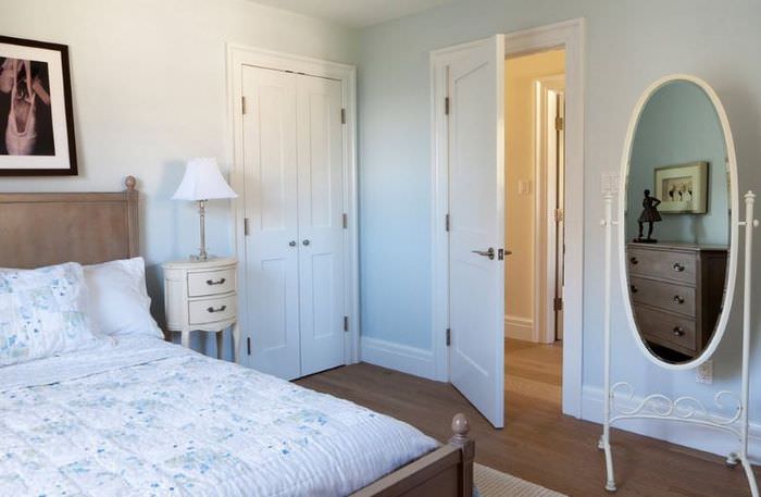 Ajar ușă albă în dormitorul soților