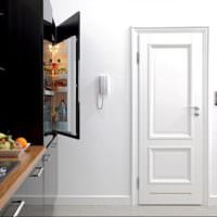 Könnyű paneles ajtó a konyhából a folyosóra