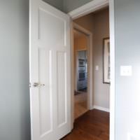 Jednokrídlové dvere zo spálne do chodby
