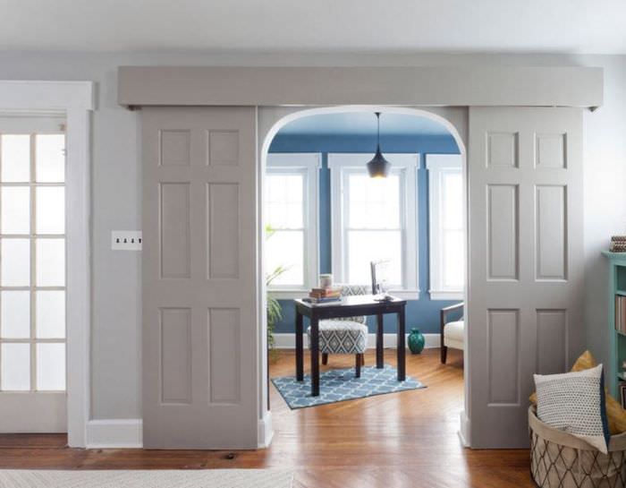 Panouri de uși glisante în designul sufrageriei unei case de țară