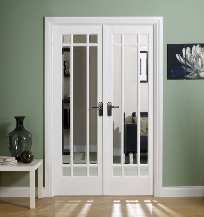 דלת כפולה לבנה עם תוספות זכוכית
