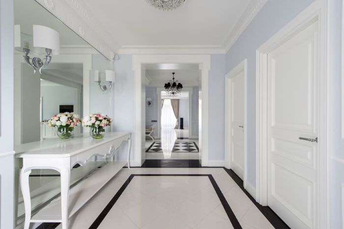 A folyosó belseje fehér csempe padlóval