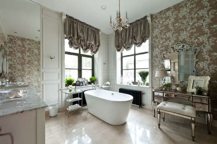 Privát ház fürdőszoba belseje klasszikus stílusban