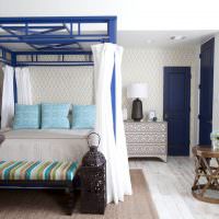 Μπλε πόρτα στο υπνοδωμάτιο των συζύγων