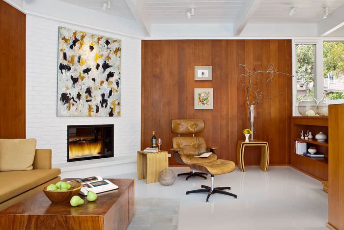 A nappali belseje fehér padlóval és fa fal díszítéssel
