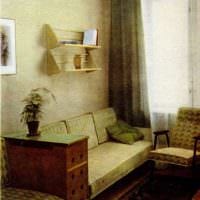 نسخة من التصميم الداخلي غير المعتاد للشقة في الصورة على الطراز السوفيتي