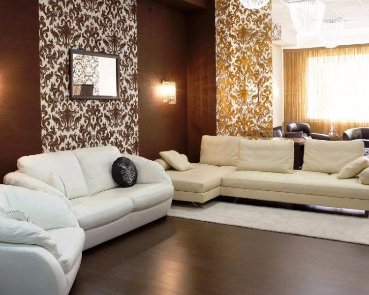 tapet-stue-ideer-væg-design-eksempler-brun-damast-tapet