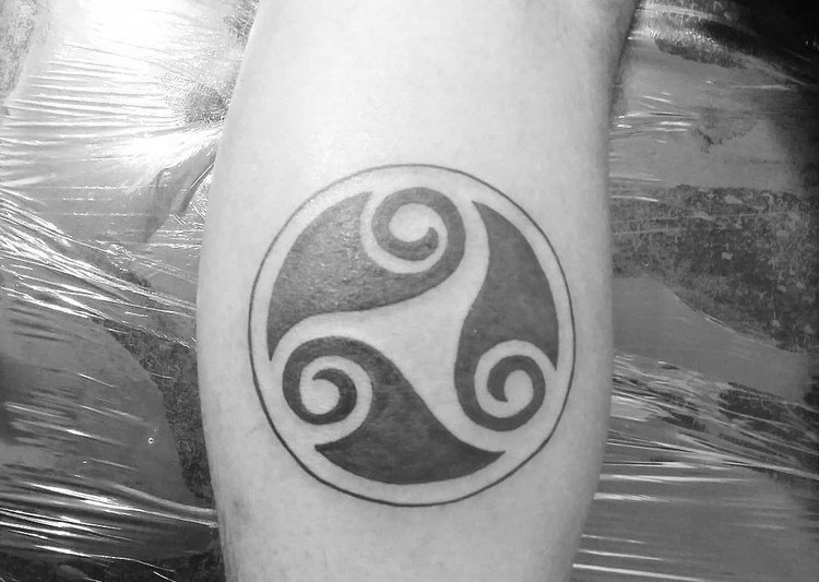 tatovering familie symbol triskelion enhed familie blackwork