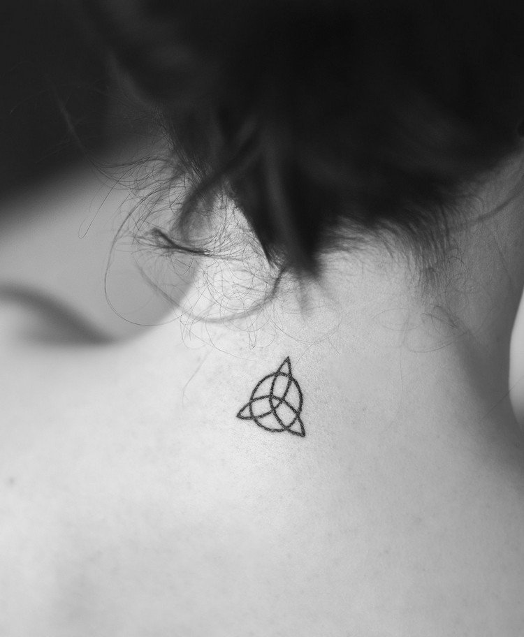 lille tatovering familie symbol hals