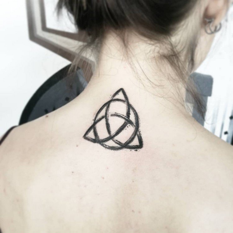 keltisk symbol triquetra hals tatovering familie