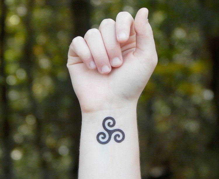 keltisk symbol triskele familie tatovering