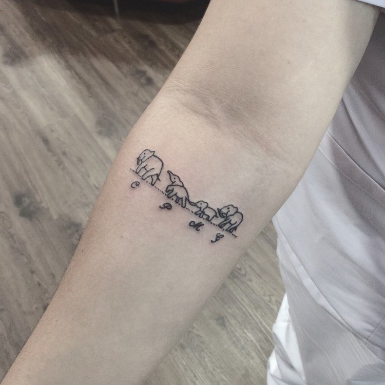 tatovering familie elefant symbol tilhørsforhold initialer