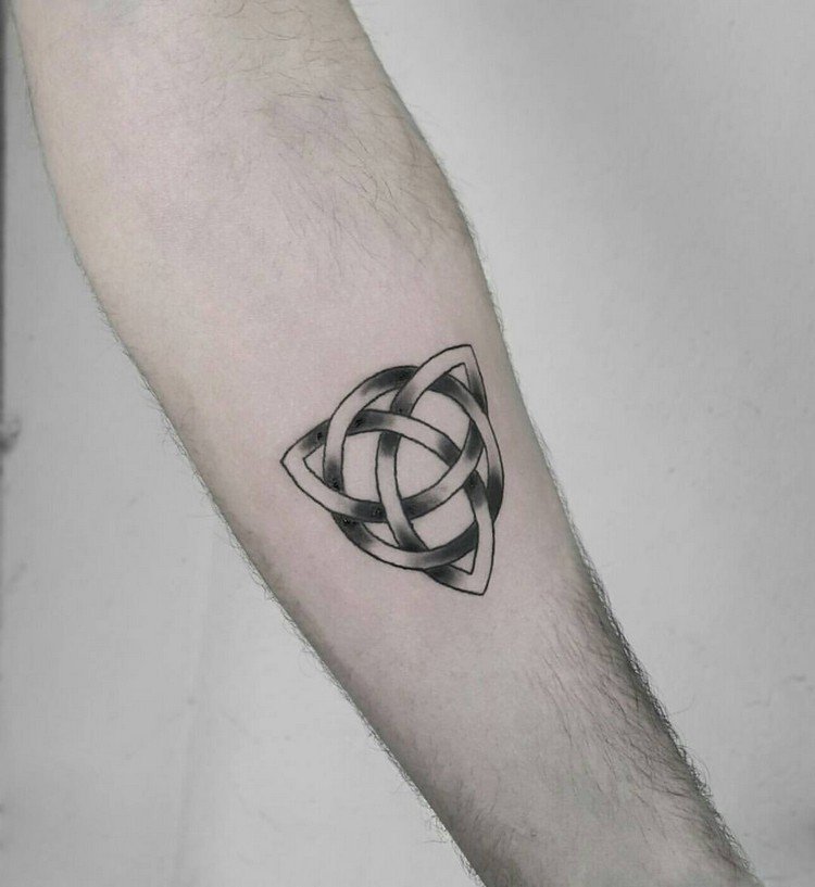 tatovering familie symbol treenighedsknude underarm