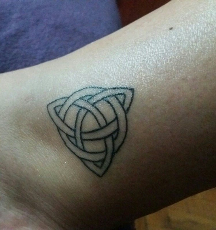 tatovering familie symbol treenighed knude ben