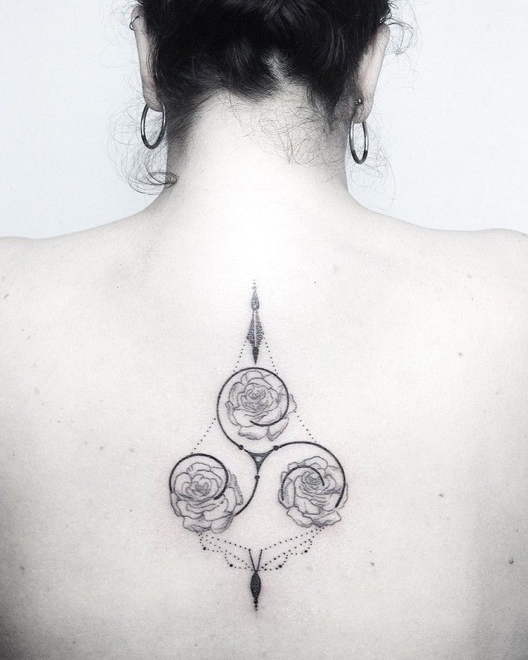 geometrisk tatovering triskele roser familie motiv