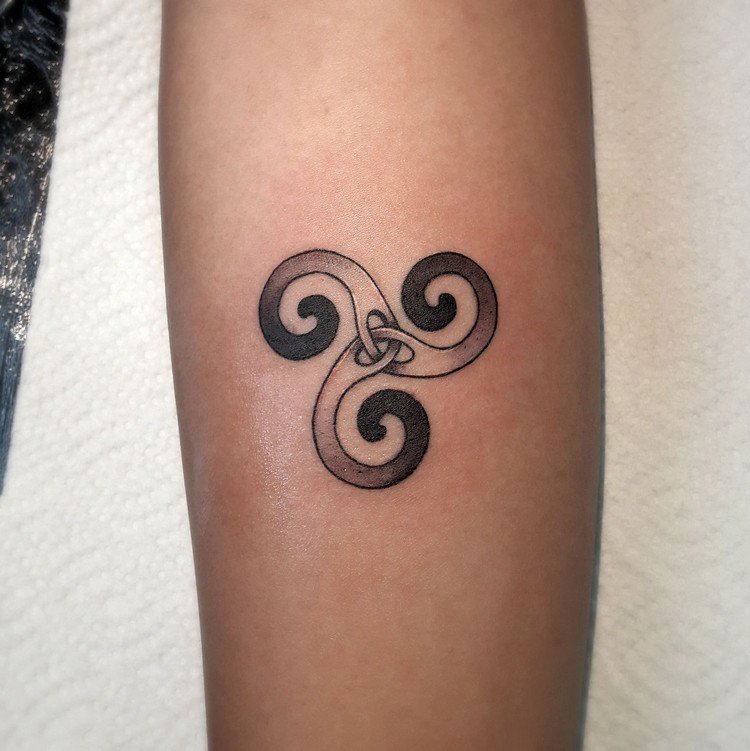 tatovering familie symbol samhørighed arm tatovering