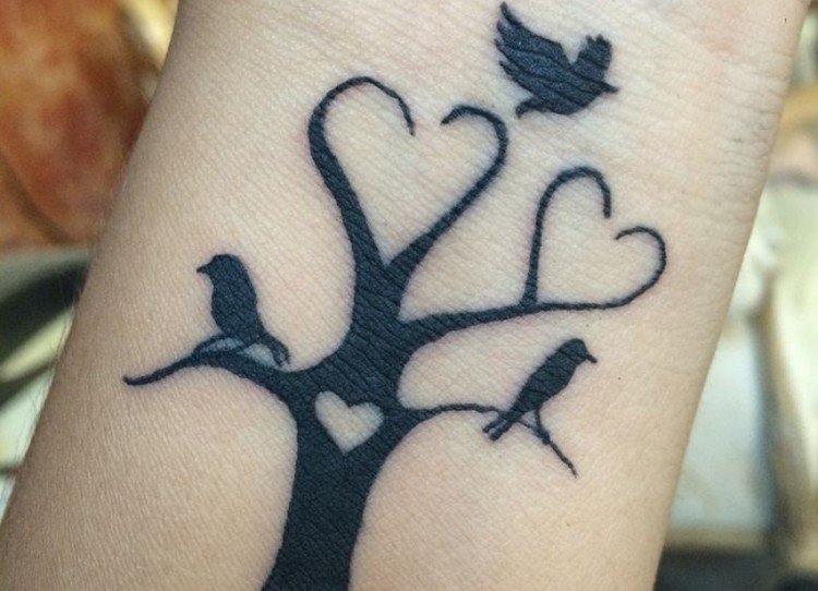 tatovering familie symbol træ hjerter fugle