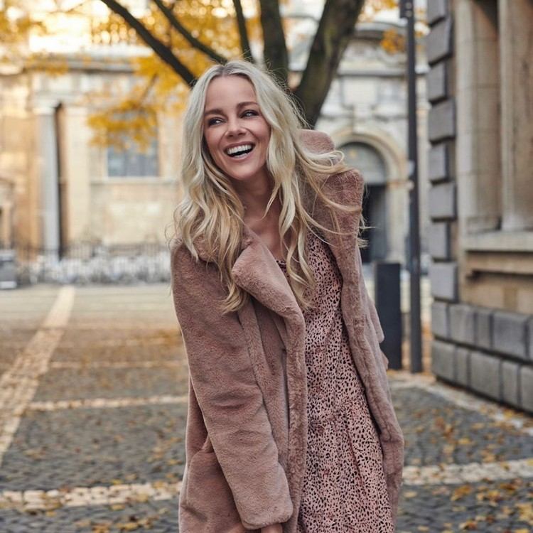 Kjoler med blomstermønstre kombinerer teddy frakke outfit efterår