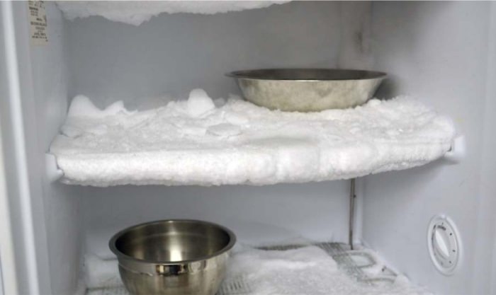 קרח במקרר.
