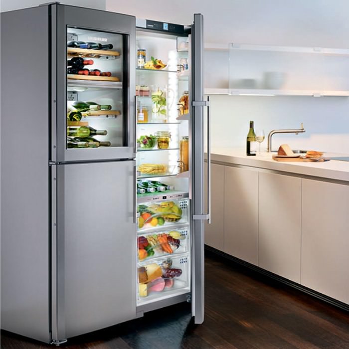 Moderná chladnička v kuchyni.