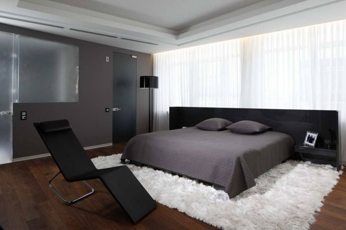 Schlafzimmer mit dunklen Hightech-Möbeln