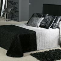Podea albă în dormitor cu mobilier negru