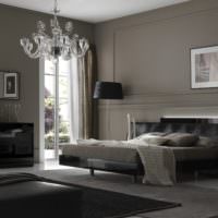 Grau gestrichene Wände in einem Zimmer mit schwarzem Bett