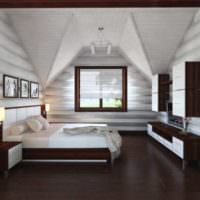 Weiße Decke und brauner Boden im Schlafzimmer eines Landhauses