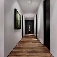 tummat ovet saksanpähkinävalokuvasta valmistetun asunnon sisätiloissa