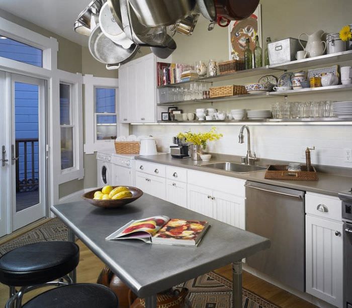 Metal køkkenbord i det indre af et moderne køkken