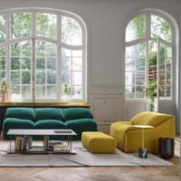 Kombinationen af ​​farver i det indre af en fashionabel stue