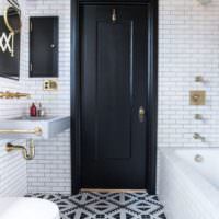 דלת שחורה בחדר אמבטיה מודרני