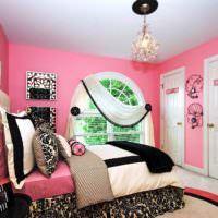 Lyserøde vægge og sorte og hvide tekstiler i soveværelset