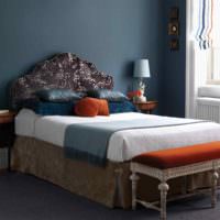 Orange accenter i et trendy soveværelse