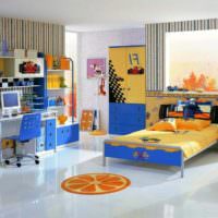 Orange og blå farver i designet af børneværelset