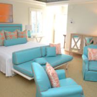 Kombinationen af ​​orange med turkis i soveværelset med et moderigtigt design