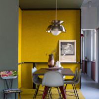 Spisebord nær gul væg