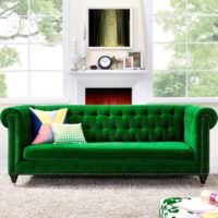 Lysegrøn sofa og grå og hvid pejs