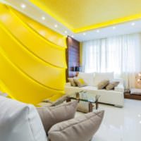Stueindretning i lyse gule farver