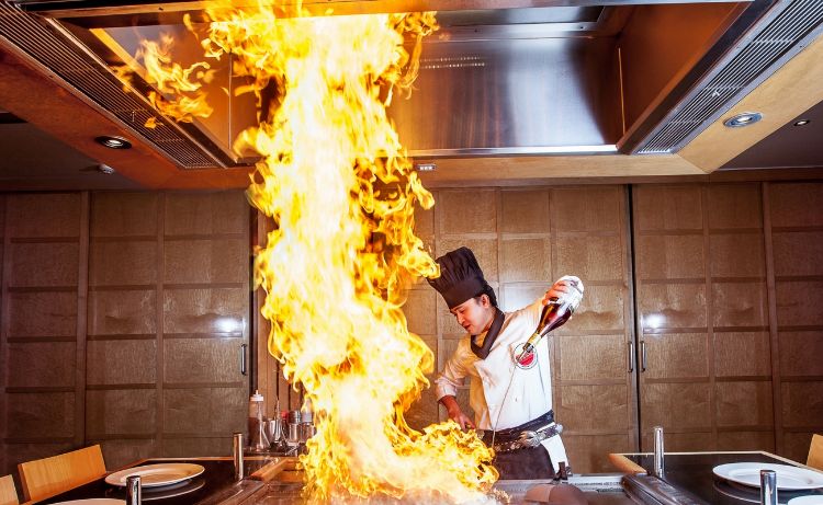 teppanyaki tallerken gryde japansk madlavning eksotiske retter fisk smuk præsenteret kok færdigheder demonstrere ild