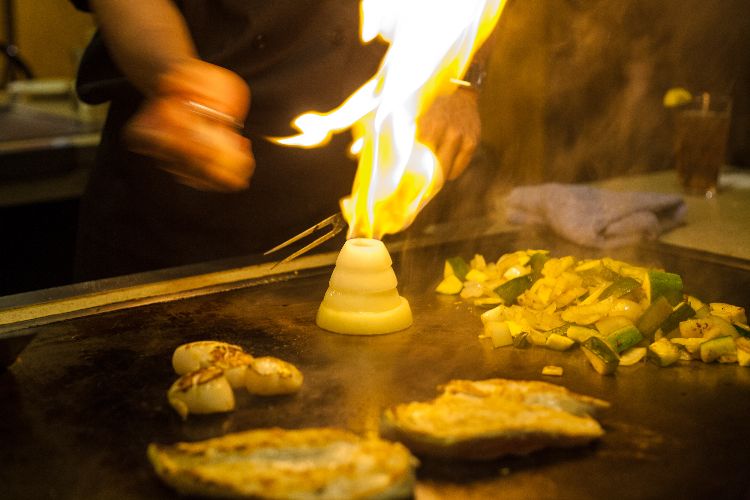 teppanyaki tallerkenrist japansk madlavning eksotiske retter smukt præsenteret løg stablet vulkan