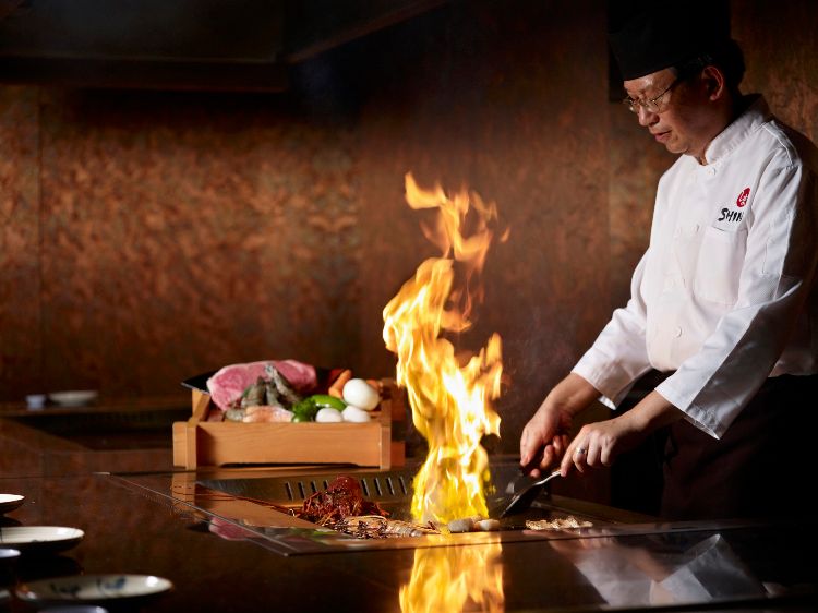 teppanyaki tallerkenrist japansk madlavning eksotiske retter fisk smukt præsenteret kok demonstrerer færdigheder