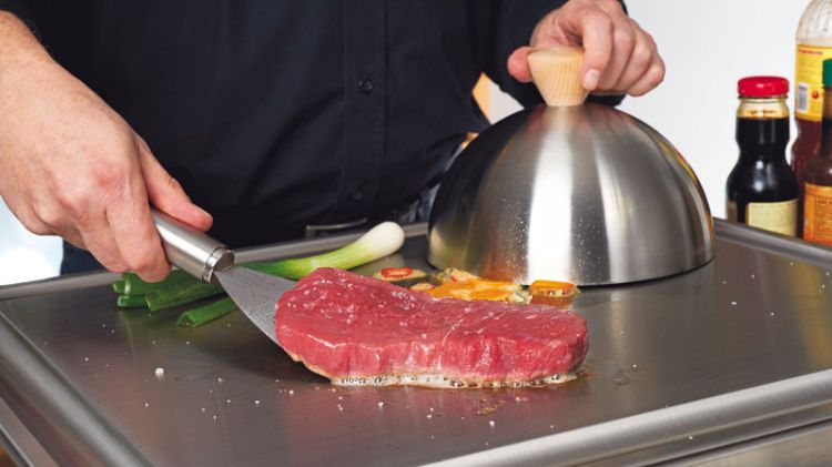 teppanyaki fad tallerken grill japansk madlavning oksekød bøf drejning metal spatel grøntsager teppan yaki grill forårsløg låg sojasovs kok