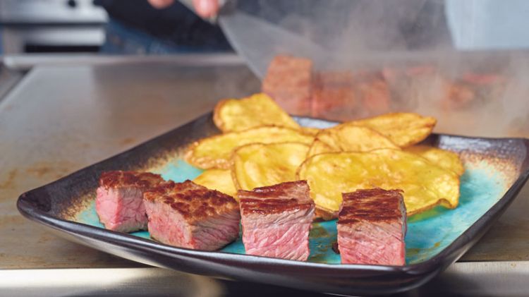 teppanyaki tallerkenrist japansk madlavning oksekød bøf tallerken stykker kød kartoffel teppan yaki grill