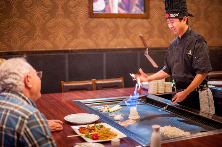 teppanyaki tallerken gryde japansk madlavning eksotiske retter fisk smukt præsenteret kok færdigheder demonstrerer løg vulkan kaster lys